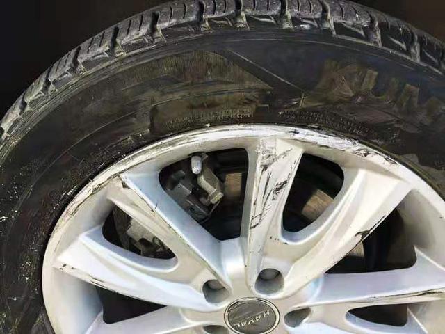 轮毂严重刮伤图，怎么判断轮毂刮伤严重（记住这几个小步骤）