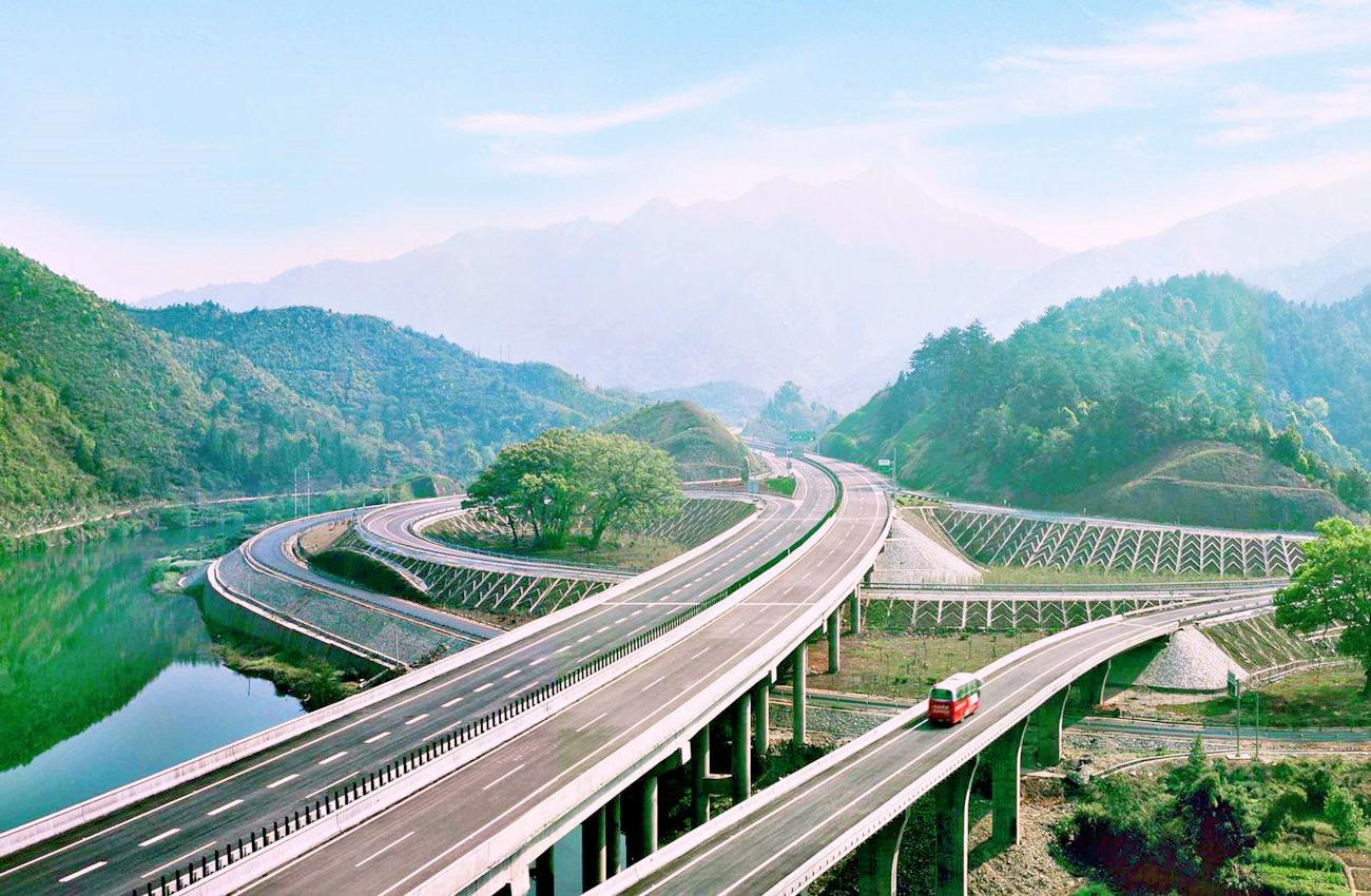 地无三尺平天无三日晴哪个省份，天无三日晴地无三尺平指的是哪个省（谚语“地无三尺平）