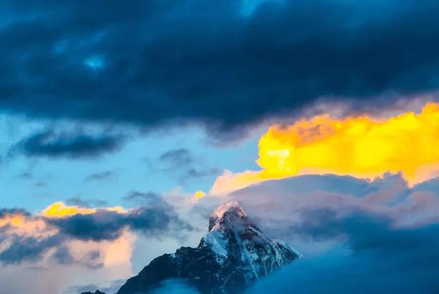 四姑娘山在哪里，四姑娘山在哪里住宿（四川又一处顶级观景平台）