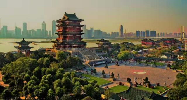 落霞与孤鹜齐飞秋水共长天一色出自哪篇文章，落霞与孤鹜齐飞秋水共长天一色出自哪里（这名句出自哪篇文章）