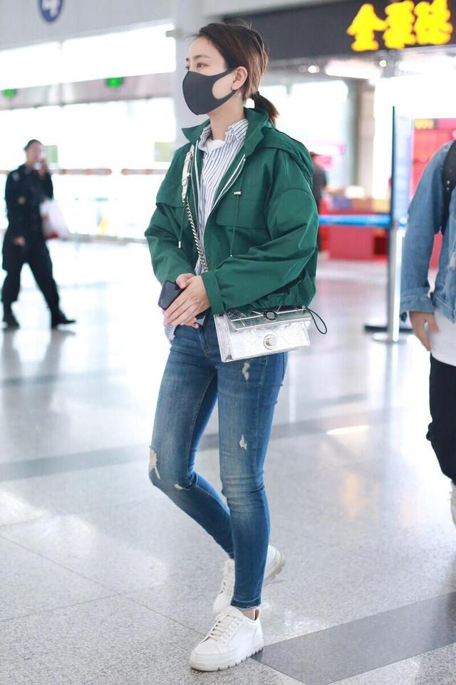 绿色衣服配什么颜色的裤子，绿色体恤配什么颜色裤子好看（用“绿色”外套配牛仔裤）