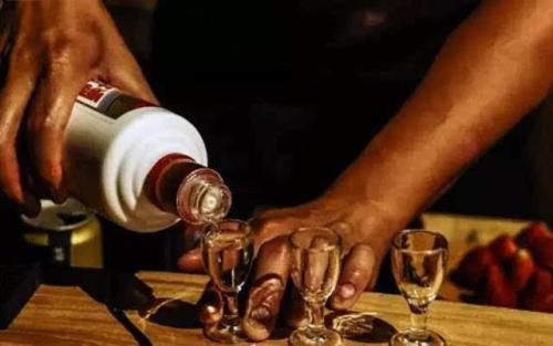 半斤白酒是多少ml，1升酒是多少斤（吃了多年亏，现在终于明白了）