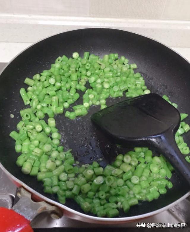 豇豆圆葱炒鸡蛋的家常做法，圆葱炒豆片的做法（谁说豇豆不能和其它的食材一起炒）