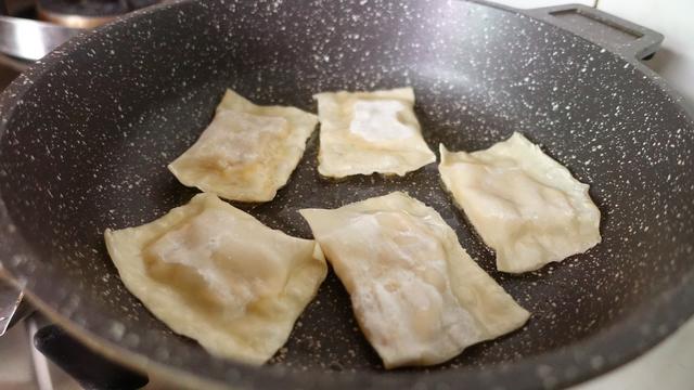 剩的馄钝皮可以做什么美食，剩的馄钝皮可以做什么美食呢（用剩下的馄饨皮别扔）