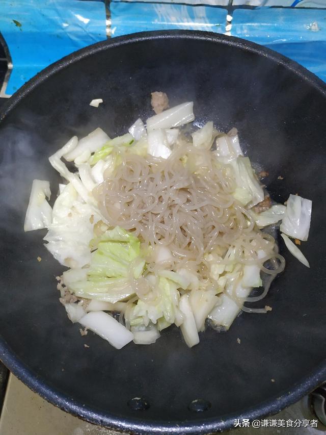 怎样做美味的白菜粉条炒肉末，白菜猪肉炒粉条怎么做（白菜粉条炒肉末就上桌了）