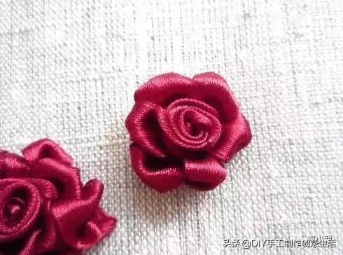 丝带玫瑰花教程，漂亮的丝带玫瑰蝴蝶结发卡（缝制精致好看的玫瑰丝带绣）