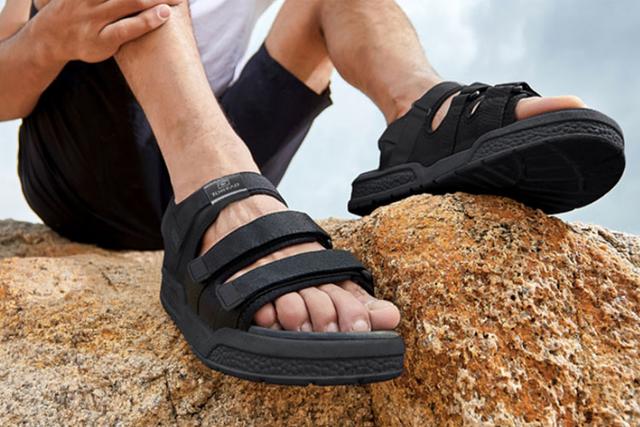 沙滩鞋选购技巧，沙滩鞋怎么搭配（成就自由不羁的活力少年）