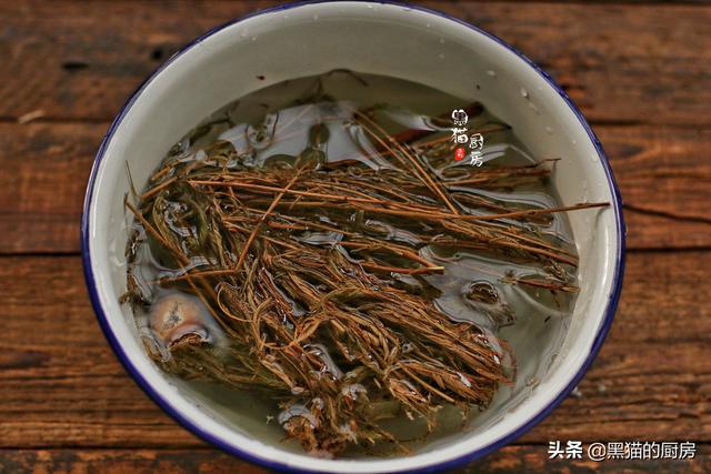 鸡骨草猪横利汤，鸡骨草煲猪横利（广东人常用它煲汤）