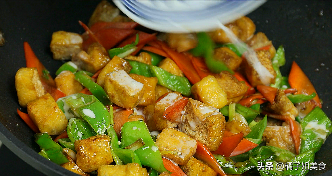 图片[7]-简单又实惠的胡萝卜豆泡炒菜做法 色香味俱全 全家都爱吃-起舞食谱网