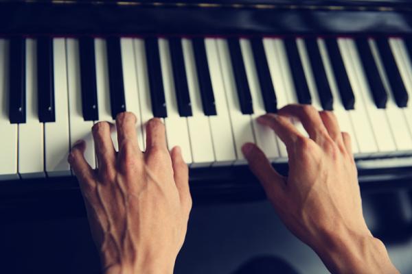 琴键是什么意思，琴键读音是什么意思（钢琴演奏中五种必备指法）