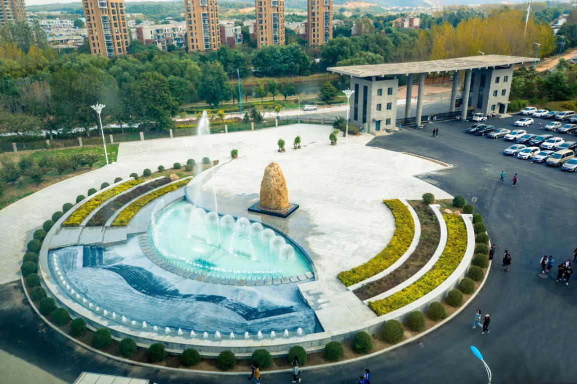 辽服是什么学校（辽宁现代服务职业技术学院校园景观）