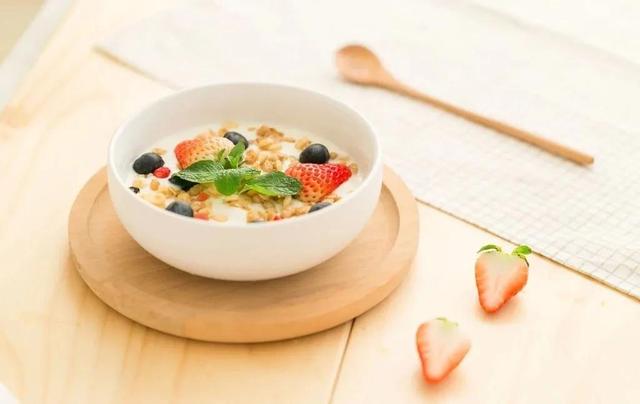 亚麻籽油的正确吃法，亚麻籽油怎么食用（亚麻籽油的吃法多种多样）