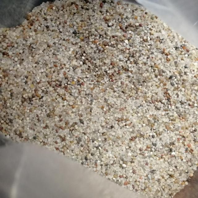 鱼缸底部铺什么好，鱼缸底部铺卵石养什么鱼（如何挑选一个合适自己的鱼缸）