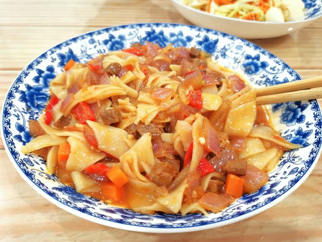 牛肉炒面的做法，牛肉炒面的家常做法（家人都爱吃的牛肉炒面）