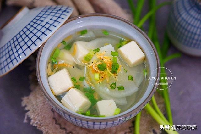 萝卜豆腐汤的做法，白萝卜豆腐汤怎么做（冬天干燥多喝汤）