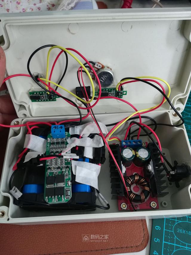 怎么自制充电宝的电池，DIY移动电源18650电池升压到19.2V供笔记本使用