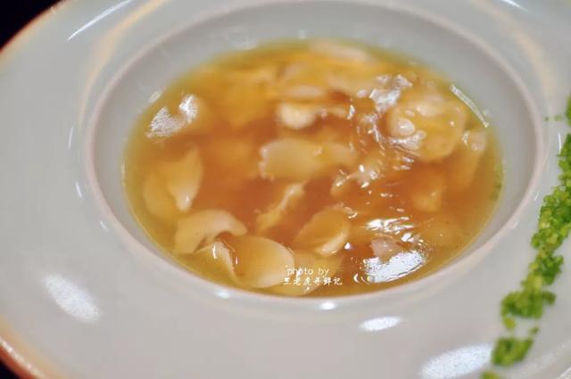 酸辣乌鱼蛋汤做法，一道美妙如花的鲁菜名菜烩乌鱼蛋汤