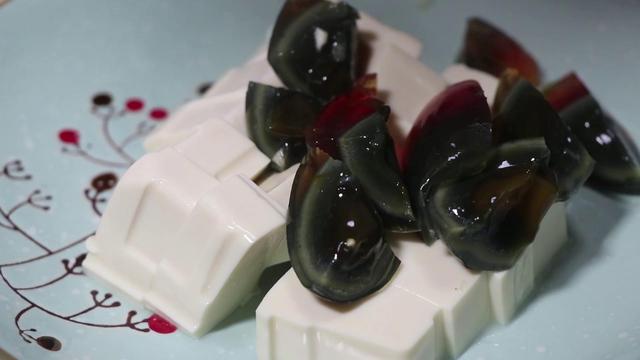 凉拌皮蛋豆腐的汁怎么调，皮蛋嫩豆腐凉拌的做法（教你做凉拌皮蛋豆腐）