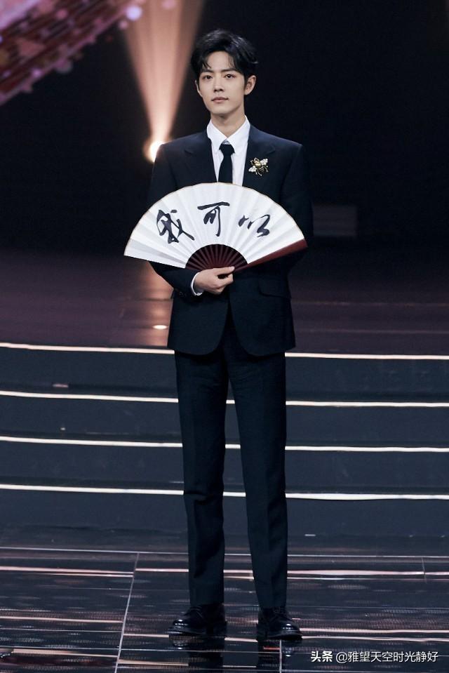 肖战手机壁纸无水印   高颜值小哥哥安利一下，肖战手机壁纸高清壁纸 满屏无水印（暖心男神肖战三十款高清时尚穿搭手机壁纸、背景图～怎么穿都好看）