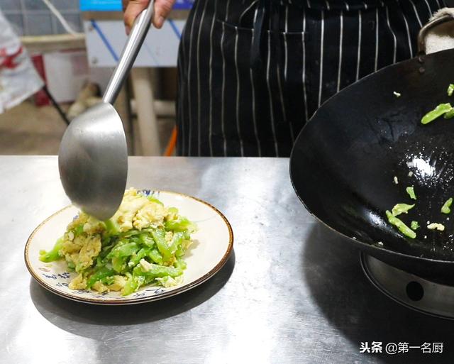 鸡蛋炒苦瓜怎么做，怎么炒苦瓜好吃又简单（厨师长教你苦瓜炒鸡蛋）