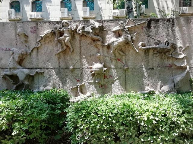 太阳地球月亮运行图，地球月球运动轨迹图（公园虽小，历史文化元素不少）