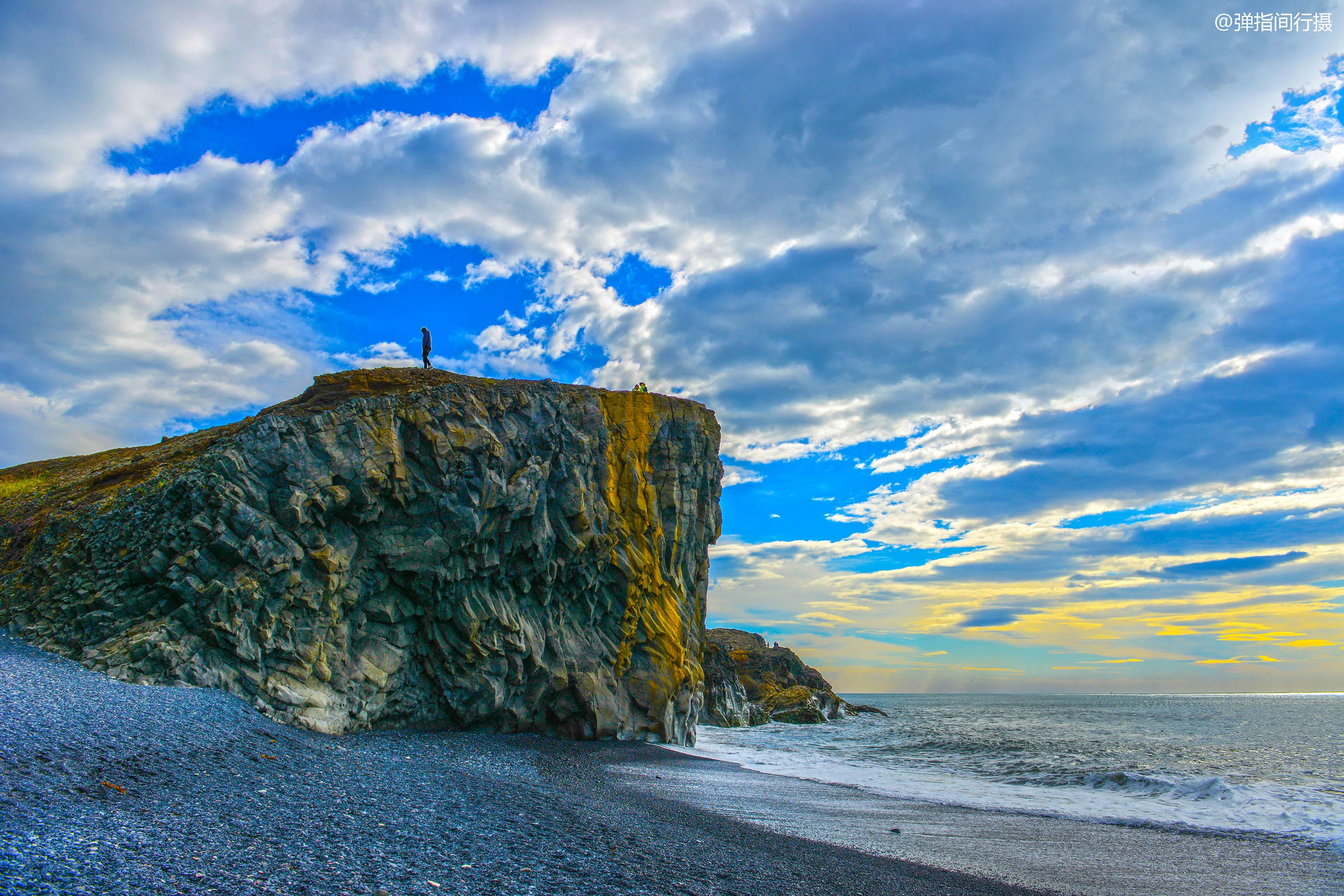 冰岛神秘的黑沙滩,形成于远古海底火山爆发,宛如"外星幻境"