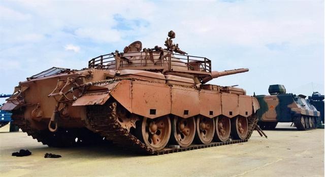 吴京是军人吗，吴京是部队出身吗（拍电影可以用部队的坦克）