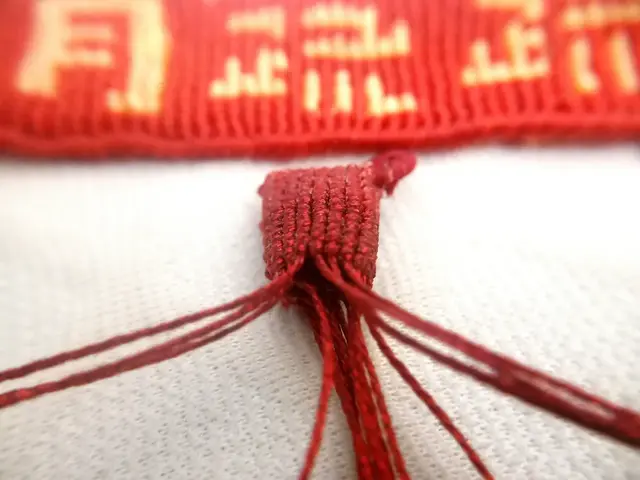 手工粽子怎么做简单又漂亮，手工五彩粽子制作方法（精致小巧的4角粽子）