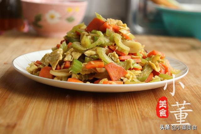 芹菜可以和鸡蛋一起吃吗，芹菜和鸡蛋能一起吃吗（芹菜里加2个鸡蛋）