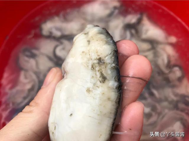 生蚝怎么处理干净，生蚝怎么处理干净的（脏东西全部跑出来）
