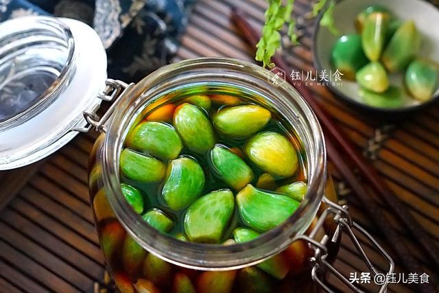 腌腊八蒜的正确方法盐比例，只要2天就能腌出漂亮翡翠色