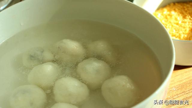 怎么做炸元宵，炸的元宵怎么做（直接下锅容易炸裂）