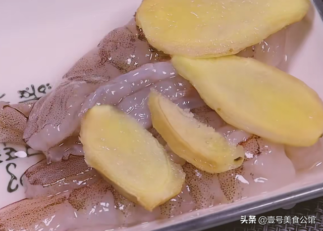 滑丸子的家常做法，如何做松滑的炸肉丸子（在家教你做虾滑丸子）