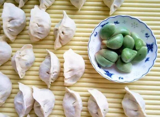 醋泡大蒜变绿色方法，立马变得绿油油