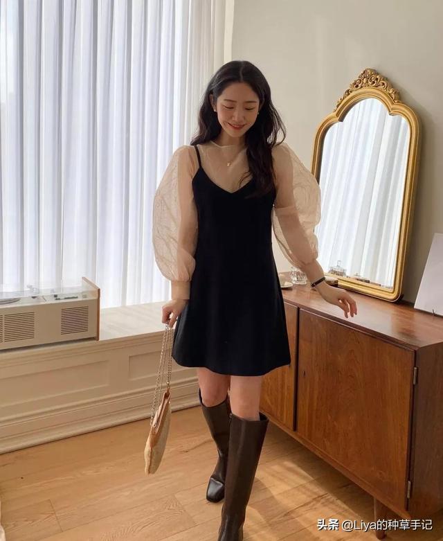 女生穿裙子里面穿的是什么，女生穿裙子里面穿什么裤子（裙子里还在穿“打底裤”吗）