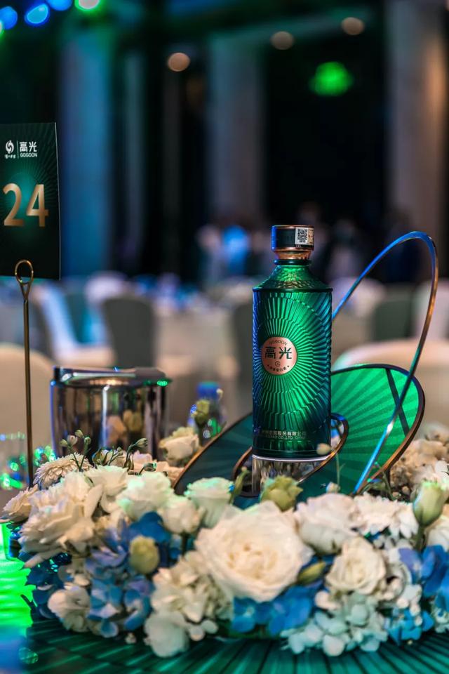 眼里有光是什么意思，男人看女人眼里有光是什么意思（那些眼里有光的年轻人）