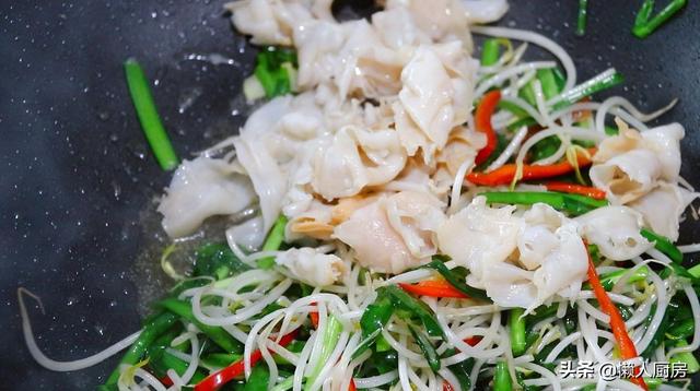 象拔蚌是什么，象拔蚌是什么梗?真正的象拔蚌好吃吗（配上春天的韭菜和豆芽）