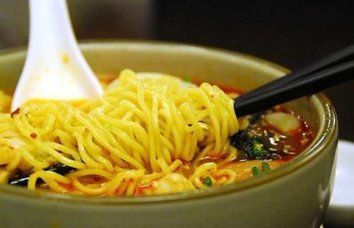 高铁上可以吃泡面吗，在高铁上吃泡面很丢人吗（如何优雅地在高铁上吃泡面）