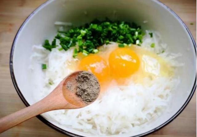 萝卜鸡蛋饼的做法，又香又酥的做法，宝妈学起来