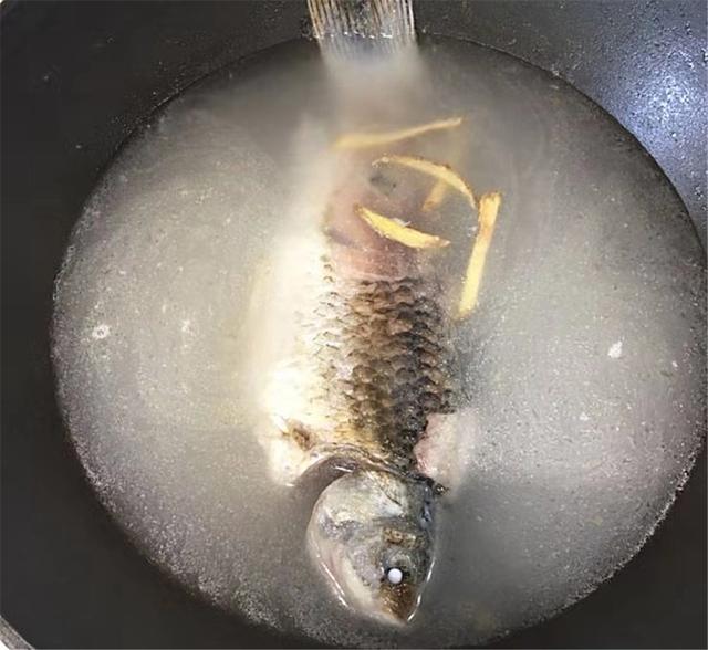 鲫鱼汤怎么做好吃，鲫鱼汤怎么做好吃视频（鲫鱼汤最好喝的做法）