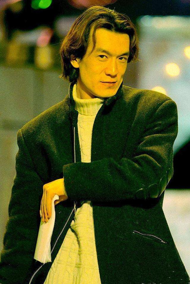 哈文的父亲到底是谁，哈文父亲资料（口吃、失声、进央视、怼台长）