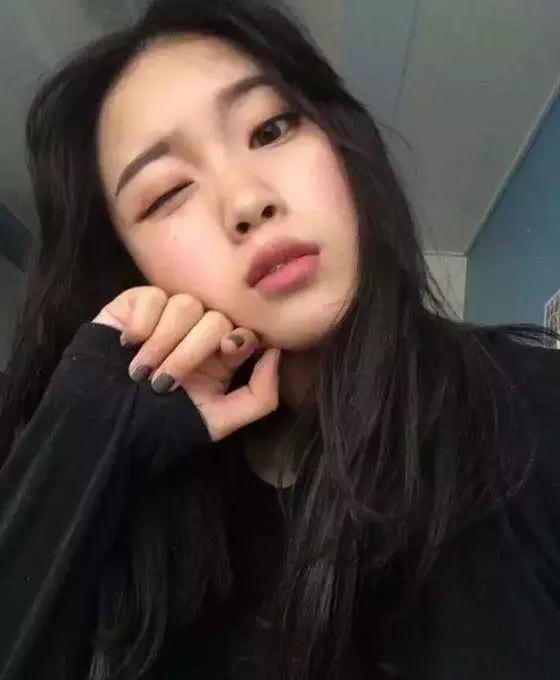 爱自拍女孩必学的姿势，爱自拍女孩必学的姿势有哪些（学好女生最爱的12个自拍姿势）