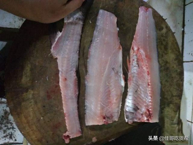 酸菜鱼怎么切鱼片，酸菜鱼的鱼片怎么腌制（教你酸菜鱼如何切鱼片没鱼刺）