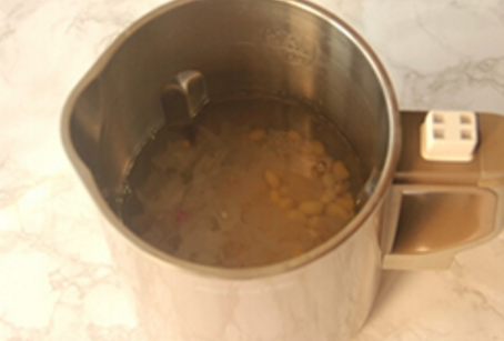 用榨汁机做紫薯豆浆的做法，用榨汁机做紫薯豆浆的做法视频（教大家做不一样的豆浆）