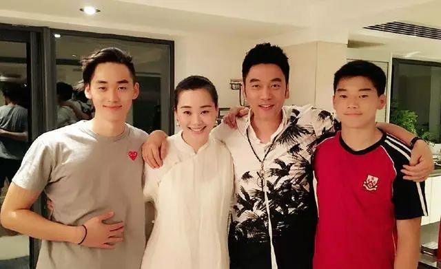 林依轮 - 后海前街歌词是什么，林依轮简历个人资料简介（才是娱乐圈隐形的大富豪）