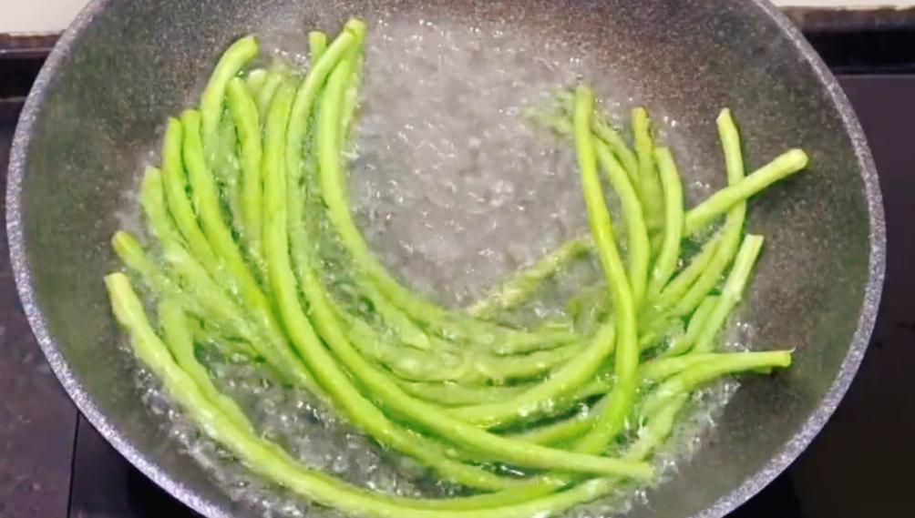 图片[2]-【豆角鸡蛋饼】做法步骤图 孩子特别喜欢吃 真香-起舞食谱网