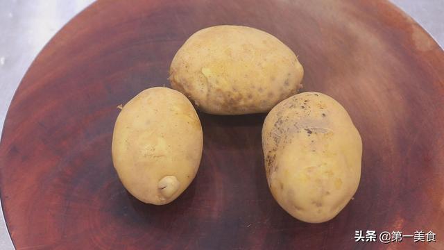 薯片的制作方法，薯片的简单制作方法（自己在家炸的一样嘎嘣脆）