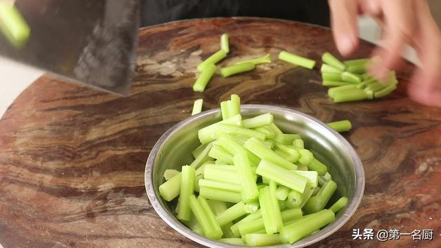 芹菜炒香干的做法，芹菜炒香干的做法的手抄报（上桌比荤菜更受欢迎）