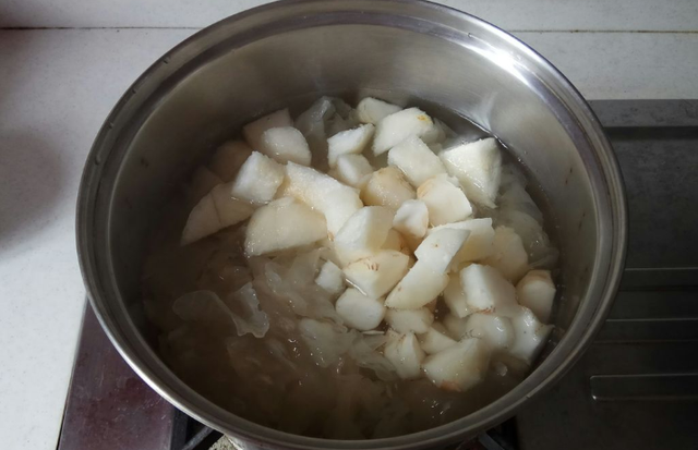 银耳汤的功效和作用，银耳汤的功效（女人要常喝这道银耳羹）