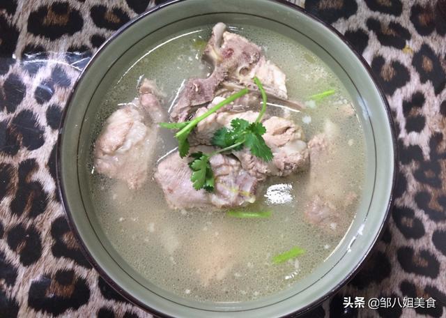 清炖排骨怎么炖，清炖排骨怎么炖才好吃呢又嫩又香呢视频（炖好后肉不发柴）